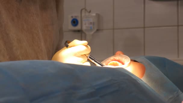 Chirurg dentysta w pracy. Przed leczeniem stomatolog wykonuje pacjentowi zastrzyk znieczulający. Dentysta wstrzykuje miejscowy środek znieczulający do dziąseł. Żadnego pojęcia bólu. Koncepcja medycyny i opieki zdrowotnej, wideo 4K — Wideo stockowe