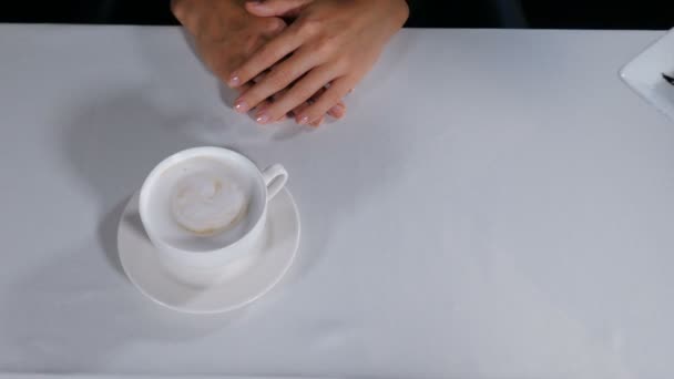 Horní pohled na mužské ruce dávat bílý talíř s dort na stůl před ženské hosty. Číšník servíruje dezertního klienta v hotelové restauraci. koláč s jahodami. 4 k video — Stock video