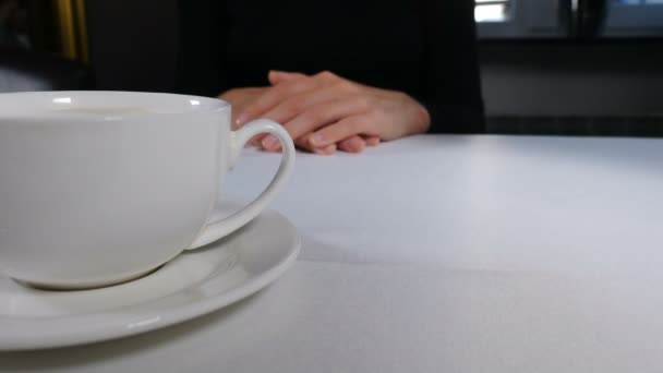 Mãos masculinas colocando prato branco com delicioso bolo na mesa na frente do convidado feminino. Garçom servindo sobremesa para o cliente no restaurante do hotel. bolo com morangos. 4 k vídeo — Vídeo de Stock