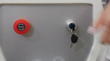 Güzellik tıbbi çok işlevli ekipman. Kadın eli, kozmetik işlemler için elektronik cihazı anahtar ve yakın çekim ile açar. Modern kozmetoloji kavramı. 4 k video
