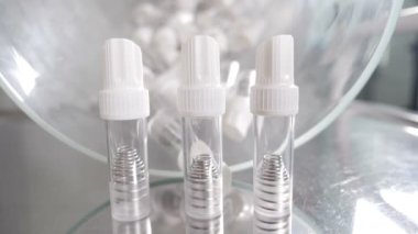 Diş implantı konsepti. Bir sürü boş diş implantı kutusu yavaş çekimde kameraya çekiliyor. Yoğun diş muayenehanesinde çok çalışmayı simgeliyor. Modern dişçilik. Tam Hd