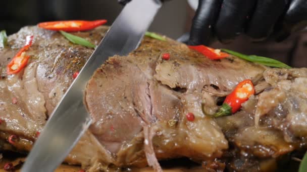 Chef rebanando deliciosa Crispy-Skinned Roast Young Goose con cuchillo afilado. Restaurante de cocina y servicio de comida. Imágenes sin rostro. 4 k vídeo — Vídeo de stock