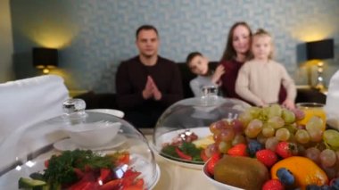 Otel odasındaki misafirlere nefis bir kahvaltı servisi. Sabahları ailene yemek servisi. Cam saatle kaplı tabaklar. Luxury Otel 'de dört kişilik kahvaltı. Tabaklar yemek dolu, meyve suları masada, 4 bin.