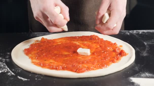 Cocinar pizza vegetariana tradicional en pizzería italiana. Añadir bif trozos de queso en la masa de pizza. Primer plano de deliciosa pizza. Vídeo de comida en cámara lenta. Chef sirviendo el plato. Full hd — Vídeos de Stock