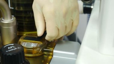 Yapay akciğer havalandırması ve anestezi uzmanı ameliyat sırasında el değiştirme seviyesini kontrol ediyor. Yapay akciğer havalandırması için modern tıbbi cihaz. Ameliyat sırasında pulmoflatör. Yaşam ekipmanları kaydediliyor