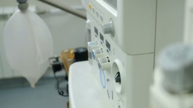 Cerrahideki yapay akciğer havalandırma ekipmanlarını ayarlayan ve ayarlayan bir tıp çalışanı. Solunum cihazı solunum sistemi. Yaşam destek ekipmanları. Zatürree ve tüberküloz, Covid-19. 4 k video