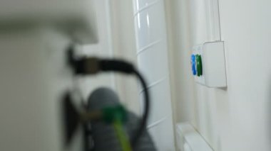 Sıhhiyeci elleri oksijen için boru ve boru hattını tıkıyor hastanedeki duvar bağlantılarına nitrojen oksit veriyor. Yaşam desteği için ekipman. Yapay akciğer havalandırması için oksijen. Sağlık hizmetleri. 4 k video