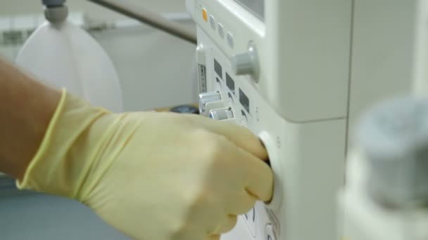 Trabajador médico ajustando y sintonizando equipos de ventilación pulmonar artificial en cirugía. sistema respiratorio del ventilador. Equipo de soporte vital. Neumonía y tuberculosis, Covid-19. 4 k vídeo — Vídeo de stock