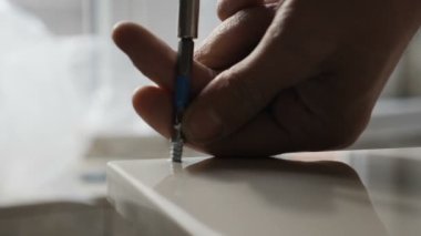 Mobilya montajı. Ev tadilat ve onarım. İşinin ehli. Çilingir düzüşüyor. Tornavidayı sıkılaştır. Ağır çekim. Masa yüzeyine çivi çakıyorum. İnşaat işçisi. Tam Hd