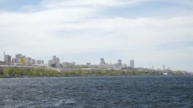 Samara şehri, Rusya. 2 Mayıs 2021. Samara meydanındaki Volga Nehri manzarası. Dalgalar üzerinde gemiler. Güneşli ve rüzgarlı bir gün. En büyük güzel Rus şehirlerinden biri. Şehrin tarihi merkezi. 4 k video