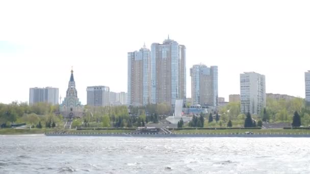 ロシアのサマラ市。2021年5月2日。ラダ船の記念碑と美しい正教会でヴォルガ川からの眺め。ロシア最大の都市の一つ。町の歴史的中心部。4 kビデオ — ストック動画