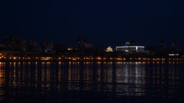 Samara şehri, Rusya. 2 Mayıs 2021. Volga Nehri 'nden gece manzaralı Ladja tekne anıtı ve güzel Ortodoks Kilisesi. En büyük Rus şehirlerinden biri. Şehrin tarihi merkezi. Gece hayatı manzarası. 4 k video