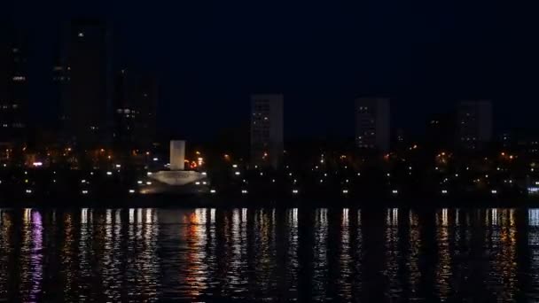 Samara city, Russia. 2 maggio 2021. Vista notturna dal fiume Volga sulla piazza Samara e bella Chiesa ortodossa. Una delle più grandi città russe. centro storico della città. Vista sulla vita notturna. 4 k video — Video Stock