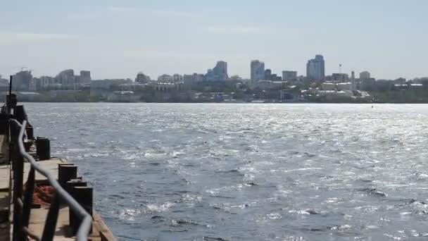 ロシアのサマラ市。2021年5月2日。ヴォルガ川の真ん中の船からの眺め。波の上で船。晴れた風の強い日。ロシア最大の美しい都市の一つ。町の歴史的中心部。4 kビデオ — ストック動画