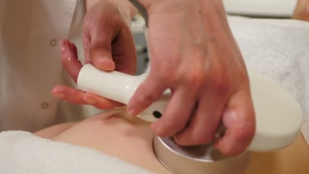 Professionele cosmetoloog maken hardware vacuüm massage voor jonge vrouwelijke patiënt. Anti cellulitis lichaam correctie behandeling in schoonheidskliniek. Vacuümmassage van de buik. 4 k video — Stockvideo