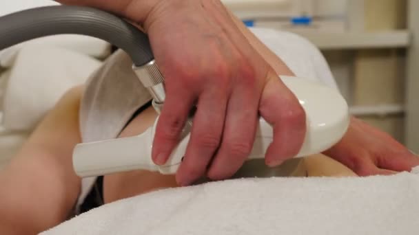 Schoonheidsspecialiste maken hardware vacuüm massage voor jonge vrouwelijke patiënt. Anti cellulitis lichaam correctie behandeling in schoonheidskliniek. Vacuümmassage van de buik. Handen van de cosmetoloog. 4 k video — Stockvideo