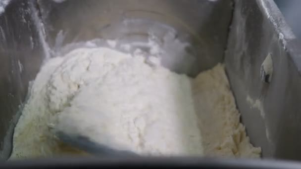 Szef kuchni robi zielone ciasto w nowoczesnej produkcji żywności. Nalać zielony płyn z mielonego szpinaku. Koncepcja piekarnicza. Kradnę forsę. proces podejmowania pyszne smakołyki lub deser. 4 tys. wideo — Wideo stockowe