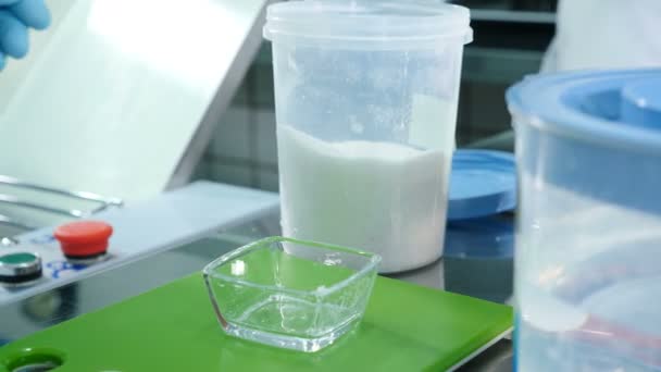 Šéfkuchař měří sůl pro vaření v moderní výrobě potravin. Přidání soli nebo cukru do misky umístěné na kuchyňské stupnici. Podle tradičního italského receptu. 4 k video — Stock video