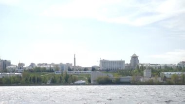 Samara şehri, Rusya. 2 Mayıs 2021. Volga River on Glory anıtı, güzel binalar ve Ortodoks Kilisesi 'nden manzara. En büyük Rus şehirlerinden biri. Şehrin tarihi merkezi. 4 k video