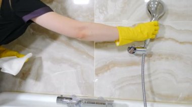 Krom kaplama tuvaletler, duş, bidonlar. Vinç ve kapı kollarını cilalamak. Otelde temizlik. Otel çalışanlarının banyo saplarını silerken, tuvalette küvet temizlerken yakın plan çekimleri. 4k video