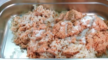 Kıyılmış balık ya da ete baharat ekliyorum. Sosis, tortellini ya da ravioli yapma süreci. Şef çelik kaseye aromatik karışık baharatlar ekliyor kıyma ile organik et lezzetleri üretiliyor. 4 bin.
