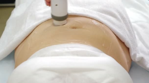 Kroppsvård. Rf hud åtstramning på kvinnlig mage. Kosmetologisk procedur. Kroppskontur och cellulitreduktion. Kvinna får anti-celluliter behandling med radiofrekvens maskin i skönhet — Stockvideo