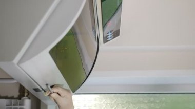 Sağlık çalışanı otomatik klavye makinesini metal kaplarla açıyor ve çelik steril tepsiyi çıkarıyor, dikey video. Hastane veya diş kliniğinde sterilizasyon ve dezenfekte ekipmanları. kısır