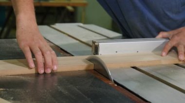 Ahşap yonga mobilyası yapma süreci. Kesme tahtaları. Adam fabrikada mobilya yapıyor, elektrikli testereyle odun kesiyor. Elektrikli dairesel makine. İnce tahta tozu sinekleri, 4 km video.