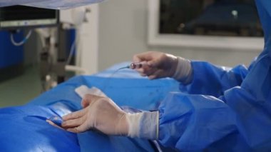 Damar ameliyatı. Radyolog anjiyografi makinesiyle endovasküler ameliyat yapıyor. Doktor rahim fibroid embolizasyonu için kontrast sıvısı kullanıyor. Kardiyo-vasküler muayene. 4k video