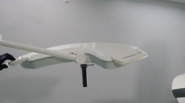 Hastanede tıbbi ışık ekipmanları var. Elle hazırlanmış ameliyat lambası. Modern cerrahi ameliyathanede ışıklandırma ekipmanları. Klinikte tavanda asılı duran ekipmanların yakın çekim görüntüleri. 4 bin.