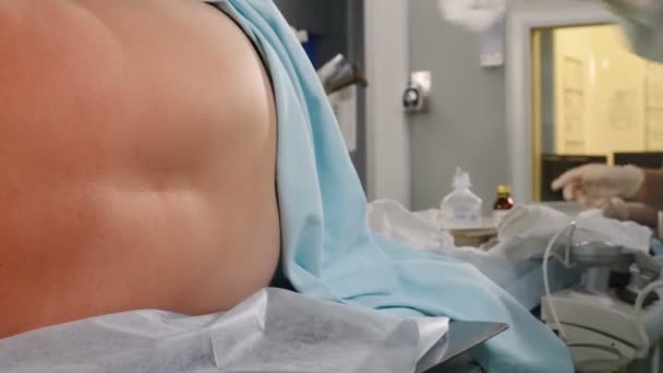 Omurilik anestezisi, epidural anestezi. Tıbbi prosedür için hazırlık. Kadınları alkol pamuğuyla silmek. Epidural sinir bloğu. Anestezi uzmanı iş başında. 4k video — Stok video