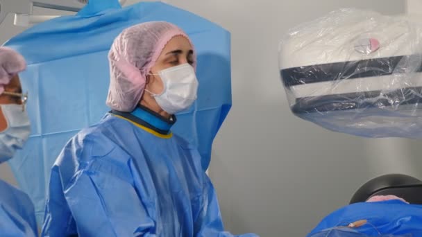 Chirurgia vascolare. Il medico esegue l'operazione endovascolare con la macchina di angiografia. Chirurgo utilizzando liquido di contrasto per embolizzazione fibroma uterina. Esame cardiovascolare. 4k video — Video Stock