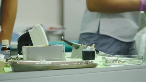Moderne Zahnklinik. Hände von Zahnärzten und Assistenten, die sterile medizinische Werkzeuge nehmen, während sie Patienten behandeln. Zahnarzt, der am Patienten operiert und Schutzhandschuhe trägt. zahnärztliche Geräte, Zahnmedizin Bohrmaschine — Stockvideo