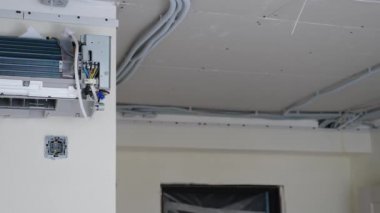 Klima içeride çalışıyor. Duvarda açık kapaklı klima kurulmaya hazır. Yurtiçi klimalar. Ev geliştirme ve yenileme konsepti. İç onarım. 4 bin.