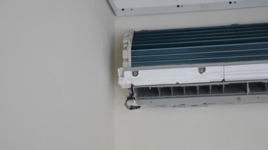 Klima içeride çalışıyor. Duvarda açık kapaklı klima kurulmaya hazır. Yurtiçi klimalar. Ev geliştirme ve yenileme konsepti. İç onarım. 4 bin.