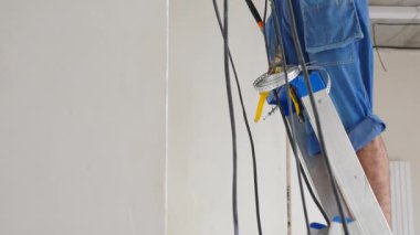 İnşaat, elektrik, güvenlik, elektrik tesisatının tamiri. Elektrik kablosu ayarı. Elektrikçi kabloları tamir ediyor. Evin tadilatı ve tadilatı. Elektrik kablosu.