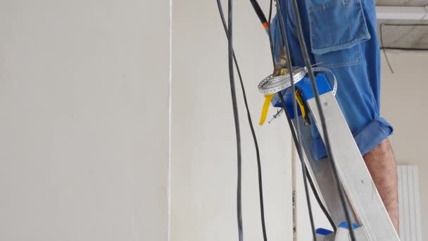 Construção, eletricidade, segurança, reparação doméstica de fiação elétrica. Configuração do sistema de cabo elétrico. Eletricista a reparar fios. Melhoria e renovação da casa. Cabo elétrico em — Vídeo de Stock