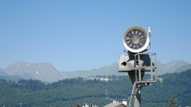 Устройство ветрогенератора в горах. Метеорологический датчик направления ветра. анемометр на работе, используемый для измерения скорости ветра. 4 k видео — стоковое видео