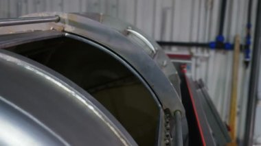 Üzüm eziciye ya da prese üzüm koymak. Wiine üretimi. Olgun üzümleri öğütücüye döküyorum. Ekin işçisi metal hava baskısına bir yığın olgun üzüm döküyor. 4 k video