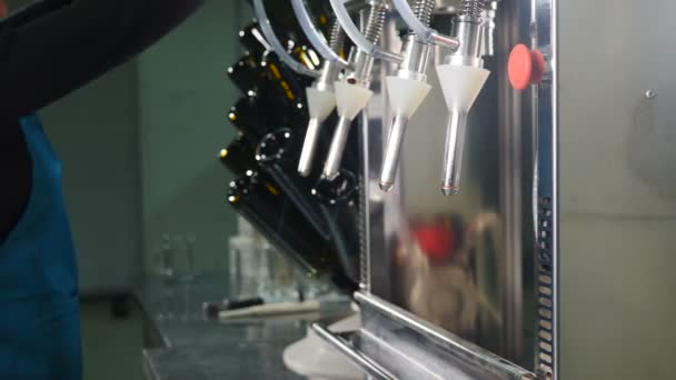 Weinproduktionsfabrik. Produktionslinie für Weißweinabfüllung im traditionellen Familienweingut. Glasflaschen werden mit Wein gefüllt. Halbautomatisches Förderband. Herstellungsprozess von alkoholischen Getränken. 4 k — Stockvideo