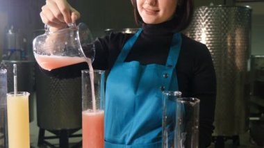 Şarap yapımı. Şarap imalatçıları şarap laboratuarında şarap test ediyorlar. Alkol içeriğini ölçmek için soğuk istikrar yoğunluğu... Mali asit kırmızı üzüm... şeker rengi sülfür dioksit pH. 4 k video