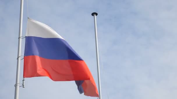 Bandera rusa ondeando en el viento con el cielo y las nubes en el fondo. Bandera nacional de Rusia. Bandera de Moscú ondeando de cerca. 4 k vídeo — Vídeos de Stock