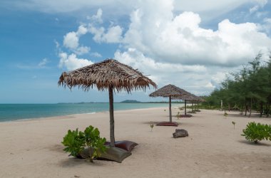 şemsiye ve güzel bir plaj