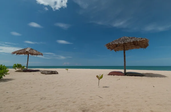 Зонтик и красивый пляж — стоковое фото