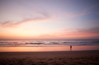 Sahilde dikilen kadın.