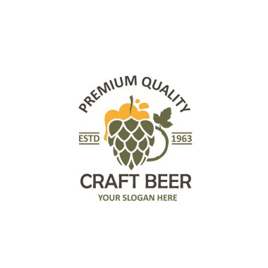 Beyaz arka planda izole edilmiş bira bardağı ve sekme etiketleri