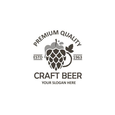 Beyaz arka planda izole edilmiş bira bardağı ve sekme etiketleri