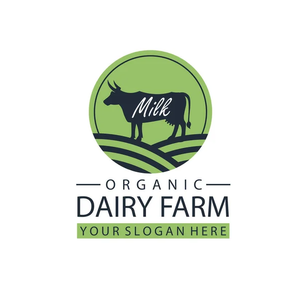 Etikett Des Milchviehbetriebs Mit Kuh Isoliert Auf Weißem Hintergrund — Stockvektor