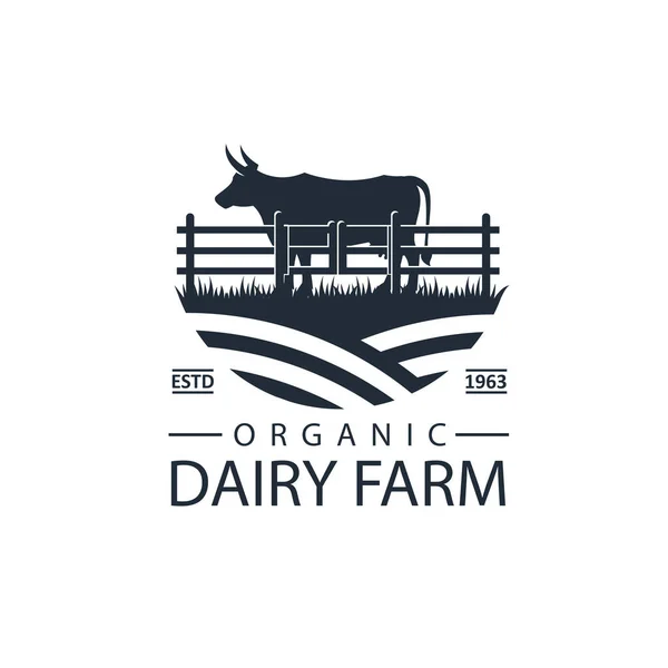 Etikett Des Milchviehbetriebs Mit Kuh Und Zaun Isoliert Auf Weißem — Stockvektor