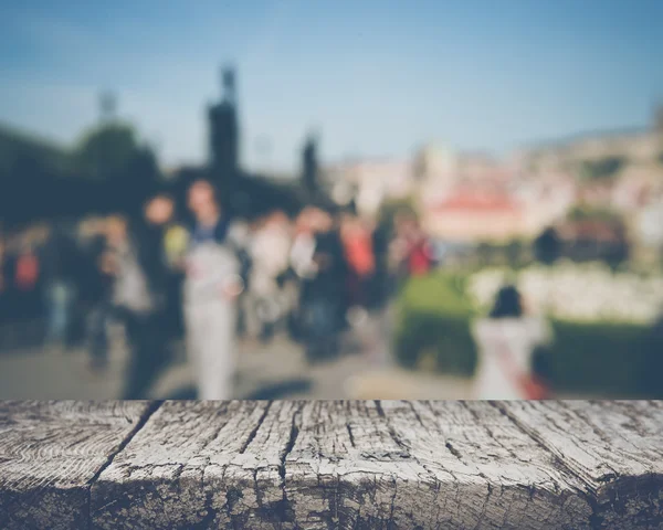 Suddiga toursits utanför i Prag — Stockfoto